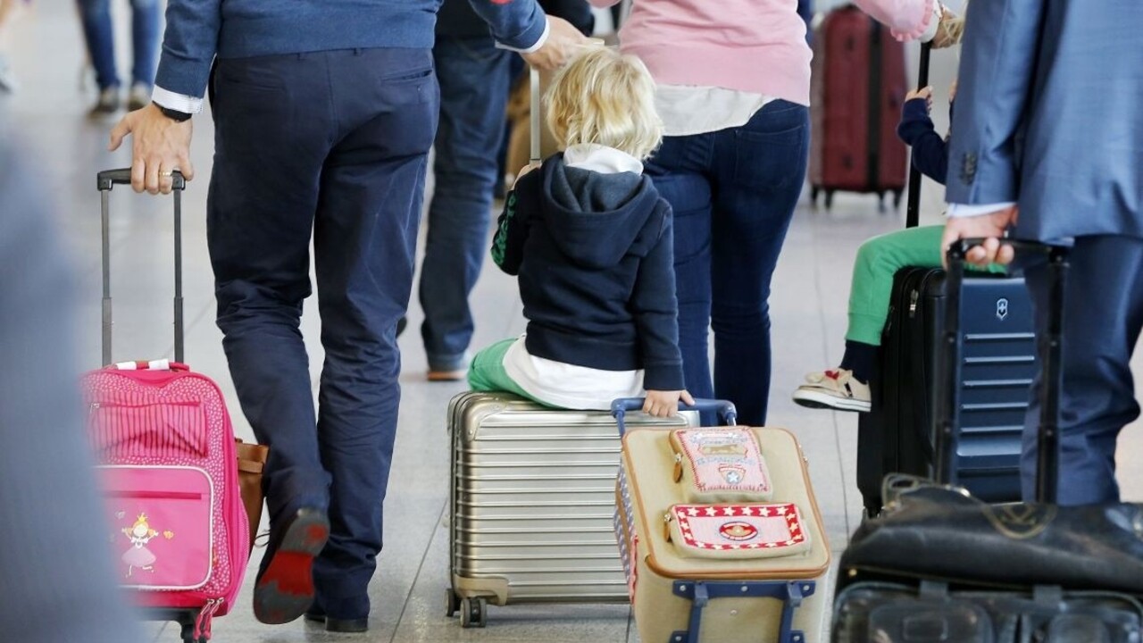 dieťa cestovanie dav letisko stanica batožina ilu 1140 px (SITA/AP)